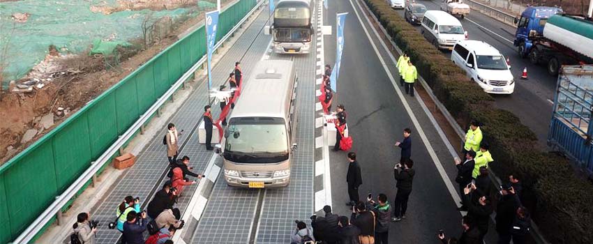 Estrada com placas solares foto XinhuaNet