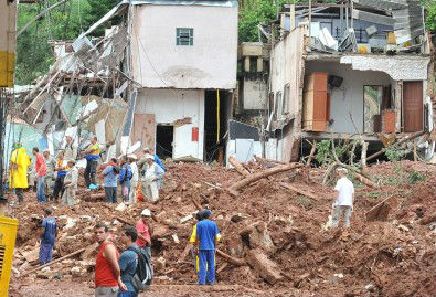 Falta de recursos e de capacitação técnica tornam cidades menores mais frágeis a desastres ambientais; já nas grandes, o maior problema é a escala (Nova Friburgo, RJ/Wikimedia Commons).