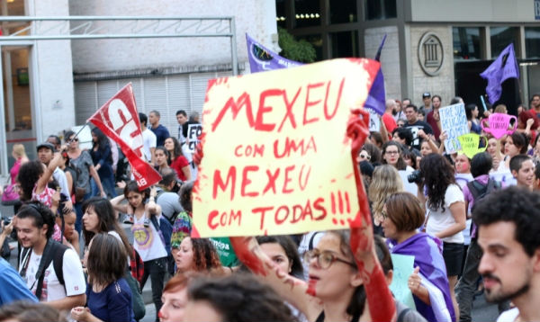 Mexeu-com-uma