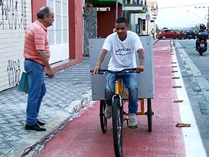 Voce recicla coletor na bicicleta red