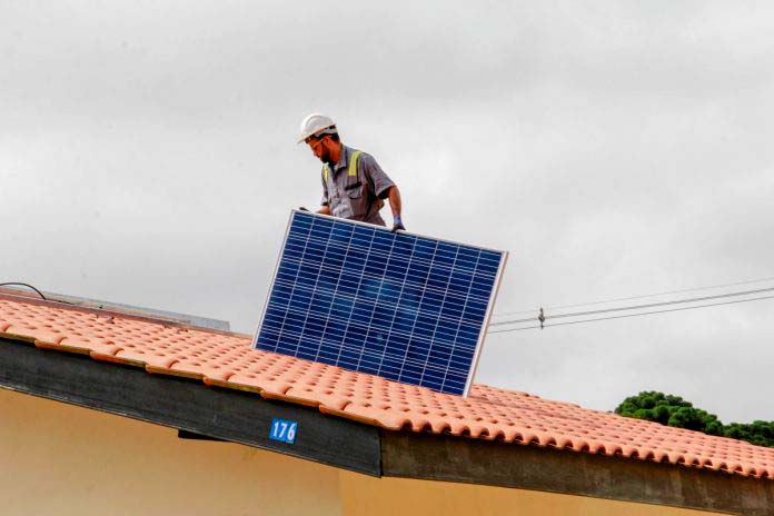 placa fotovoltaica em telhado foto rafael silva