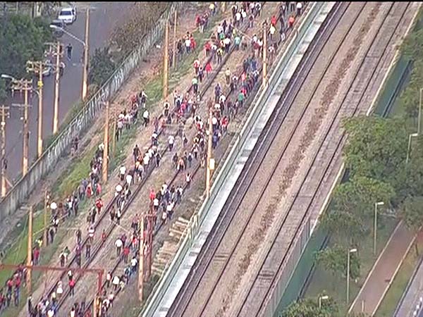 passageiros caminham trilhos cptm