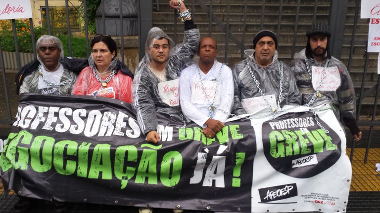 professores de SP em greve acorrentados Carta Capital