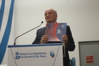 Murilo Pinheiro, presidente do SEESP, apresenta o livro comemorativo dos 85 anos da entidade.