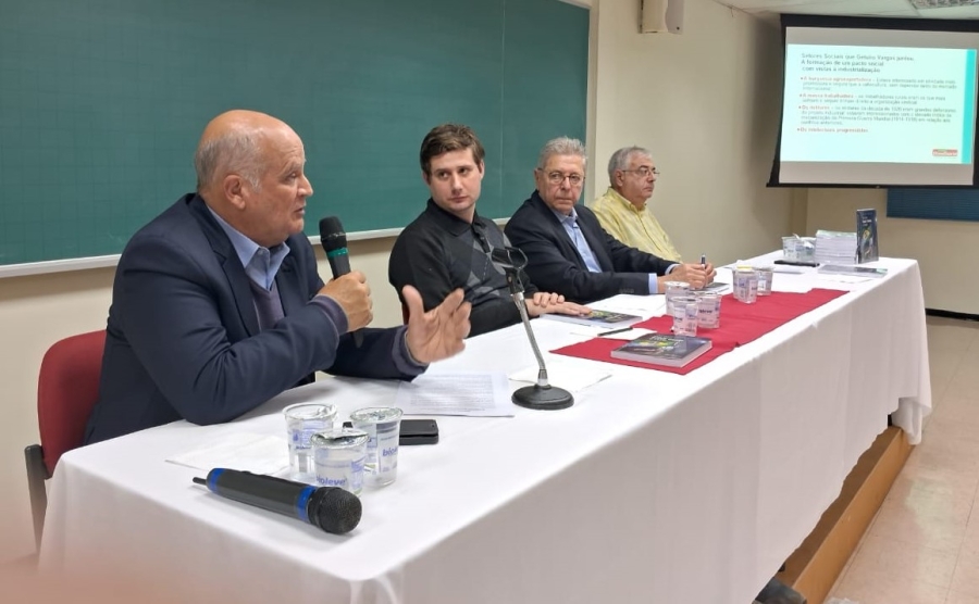 Professor Eliseu Gabriel lança livro 'Por um Brasil unido e forte