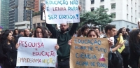 No ato em São Paulo, cartazes explicitam consequências dos cortes em educação, C,T&I.