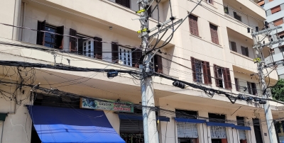 O caos de fios nos postes e uma luz no fim do túnel
