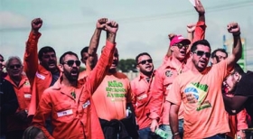 Greve segue forte e petroleiros fazem novo protesto nesta terça (18) no Rio