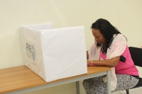 Engenheira vota na eleição da diretoria da FNE.
