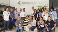 Jovens engenheiros visitam Embraer