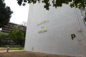 Proposta orçamentária prevê salário mínimo de R$ 1.421,00 em 2024